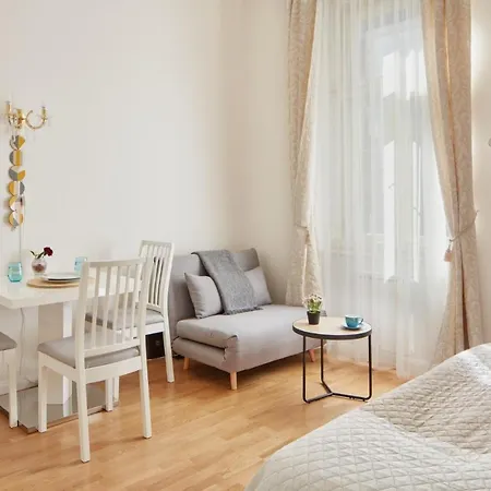 Elegant Studio In New Town By Days Apartment
