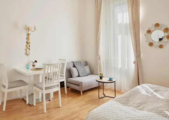Elegant Studio In New Town By Days Apartment