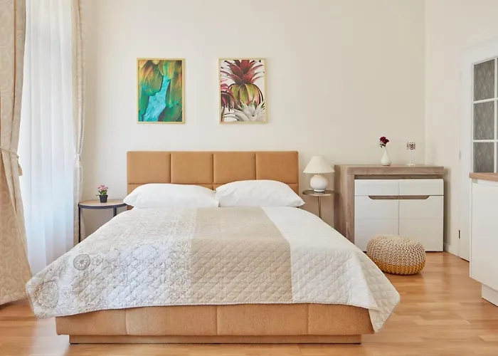Elegant Studio In New Town By Days Apartment *