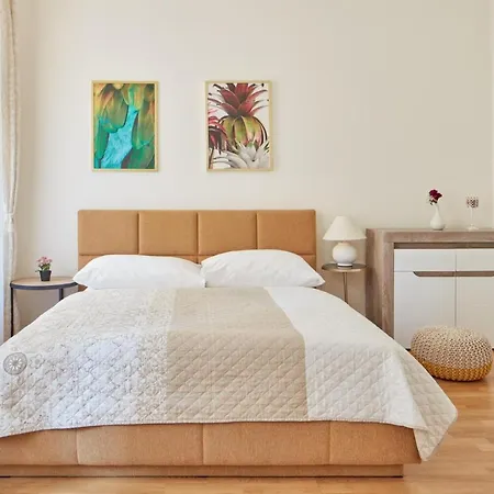 Elegant Studio In New Town By Days Appartamento *